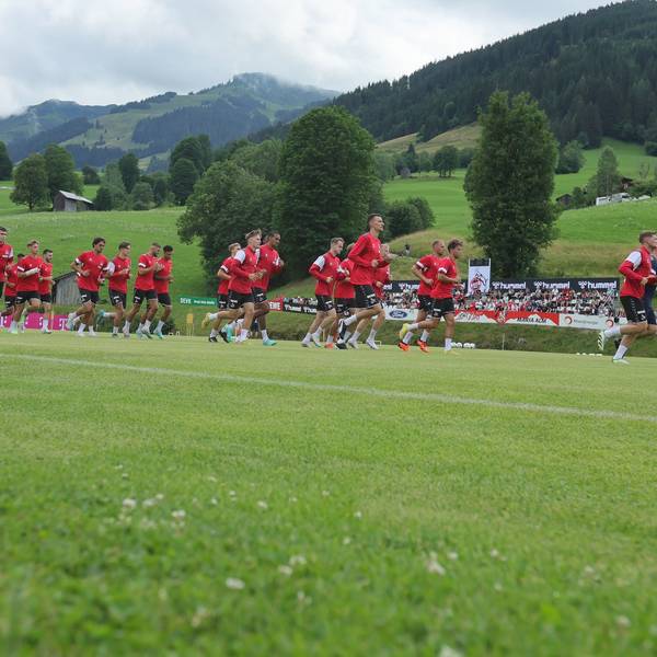 Der 1. FC Köln im Trainingslager in Maria Alm in Österreich. Mehrere Spieler laufen sich warm.