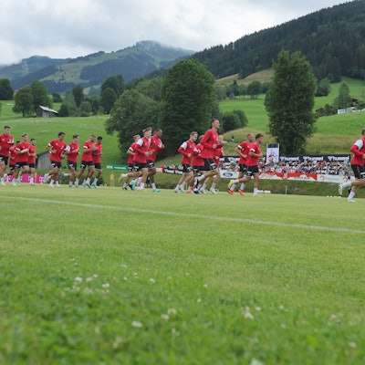 Der 1. FC Köln im Trainingslager in Maria Alm in Österreich. Mehrere Spieler laufen sich warm.