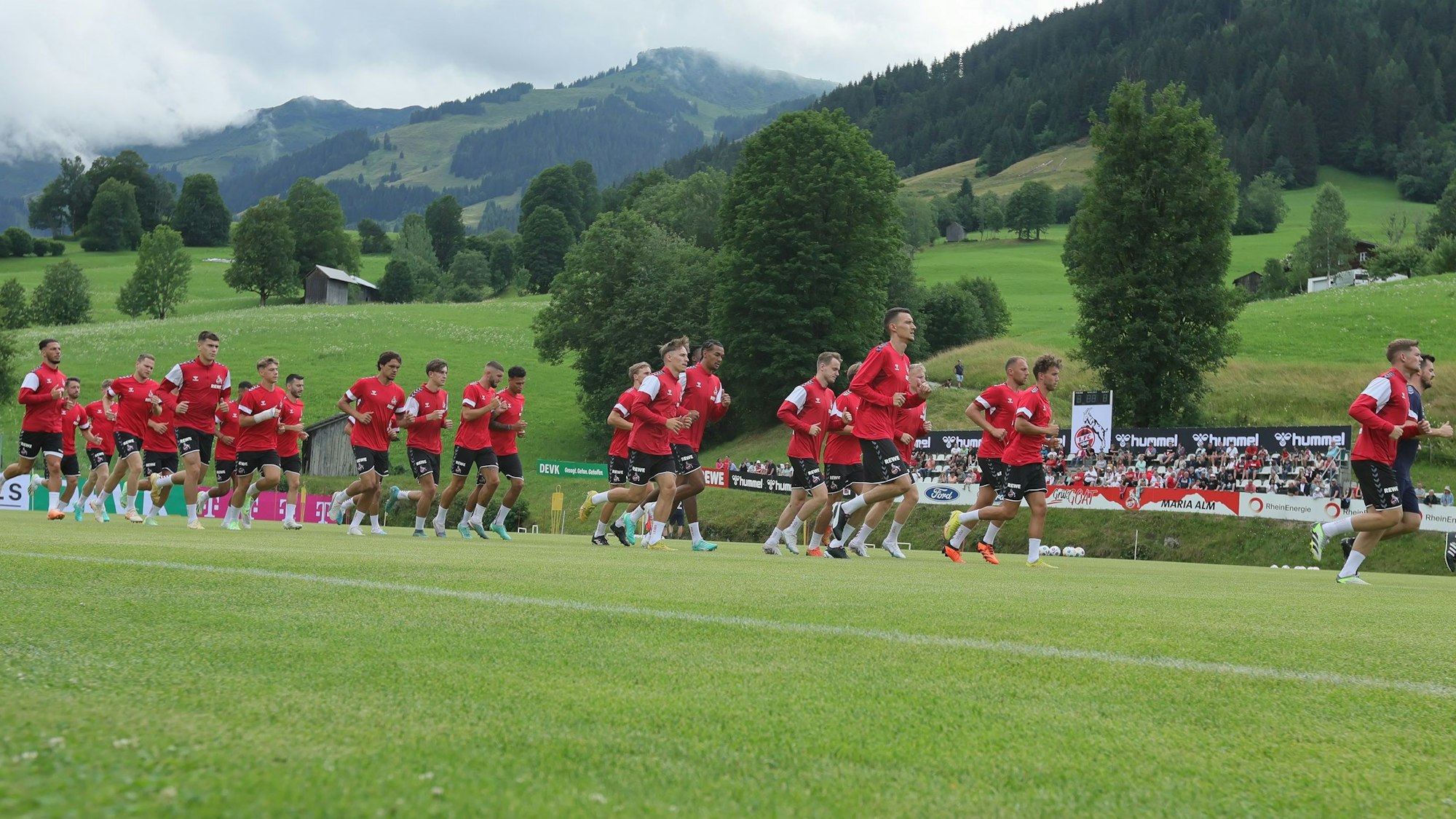 Der 1. FC Köln im Trainingslager in Maria Alm in Österreich. Mehrere Spieler laufen sich warm.