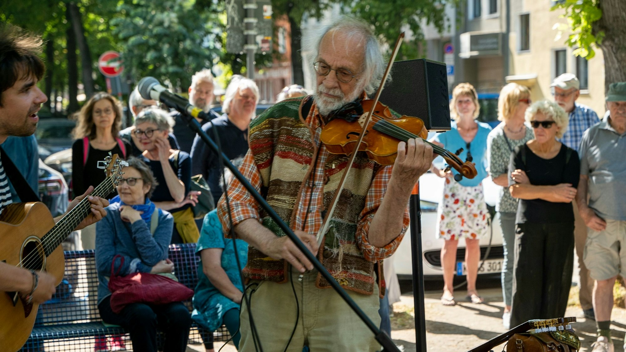 Klaus der Geiger beim Straßenkonzert mit seiner Familie auf dem Eierplätzchen.