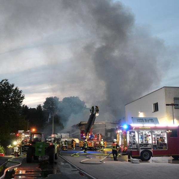Einsatzkräfte der Feuerwehr Overath löschen am späten Montagabend den Brand bei „Hagebau“ in Overath.