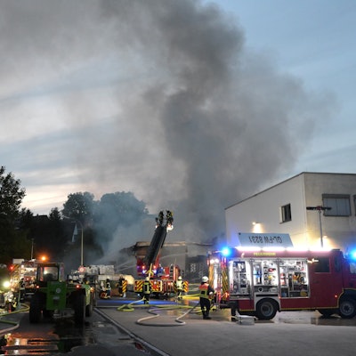 Einsatzkräfte der Feuerwehr Overath löschen am späten Montagabend den Brand bei „Hagebau“ in Overath.