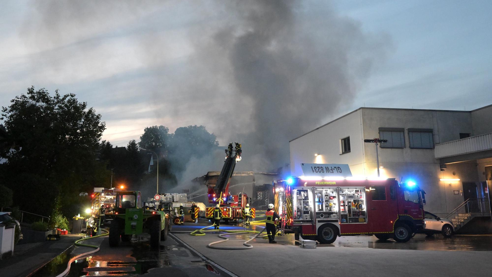 Einsatzkräfte der Feuerwehr Overath löschen am späten Montagabend den Brand bei „Hagebau“ in Overath.