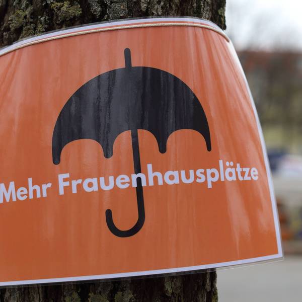 „Mehr Frauenhausplätze“ steht auf einem Schild während einer feministischen Kundgebung anlässlich des Frauentags in Potsdam