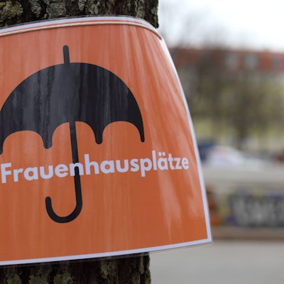 „Mehr Frauenhausplätze“ steht auf einem Schild während einer feministischen Kundgebung anlässlich des Frauentags in Potsdam