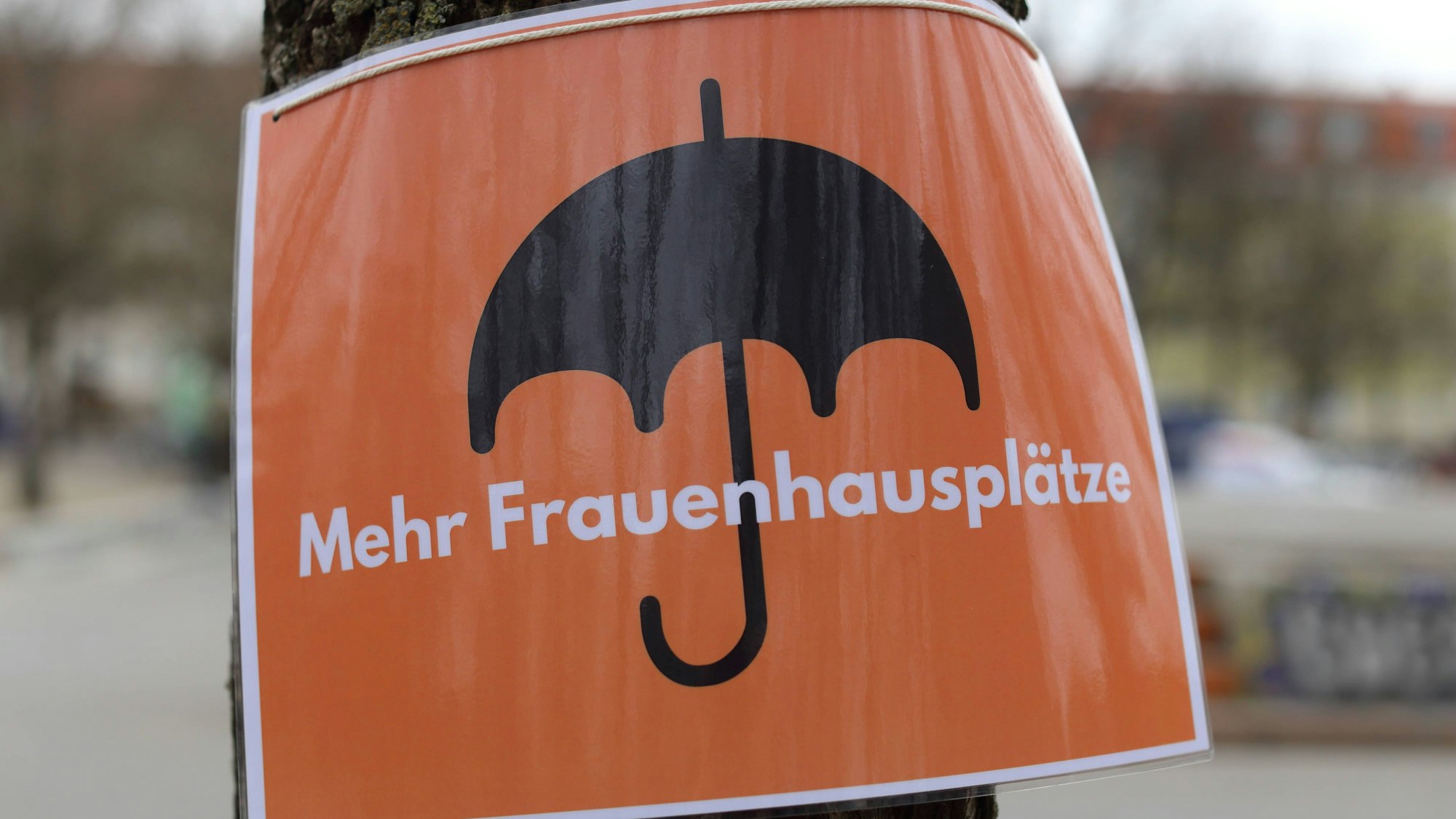 „Mehr Frauenhausplätze“ steht auf einem Schild während einer feministischen Kundgebung anlässlich des Frauentags in Potsdam