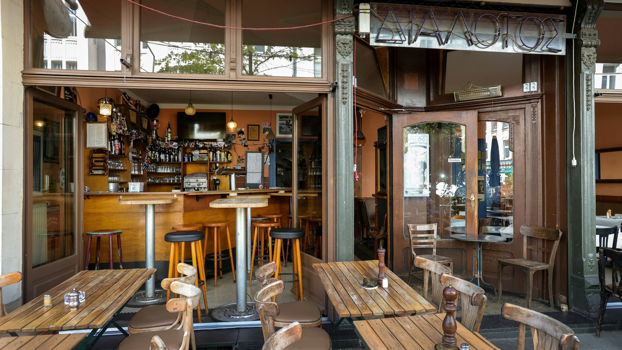 Außenansicht des Restaurants "Dialog" für die Serie "Schmeckt´s Frau Floß".