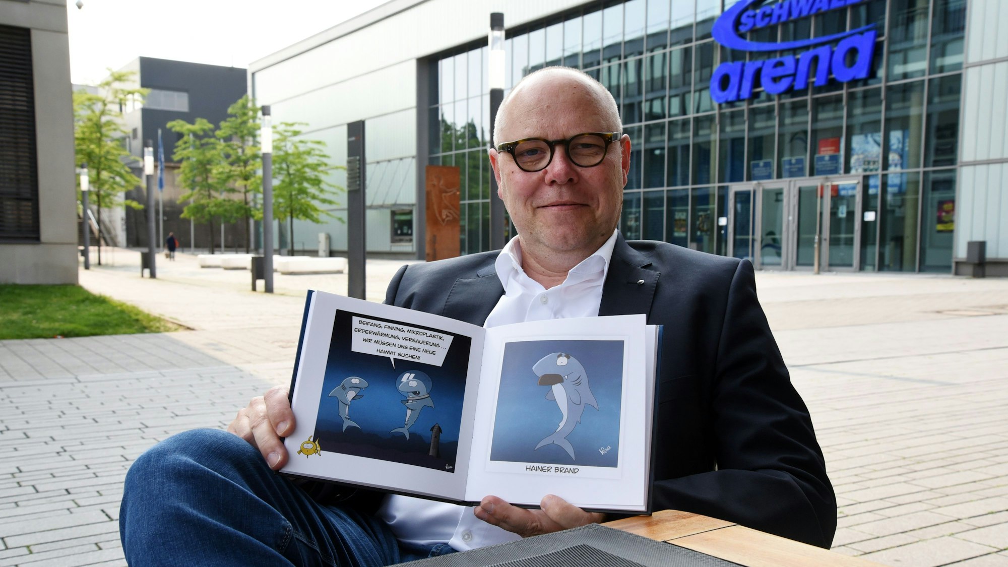 Zeichner Michael Ley präsentiert sein erstes Buch mit Hai-Cartoons, "Unter Wasser lachen kann tödlich sein . . ."