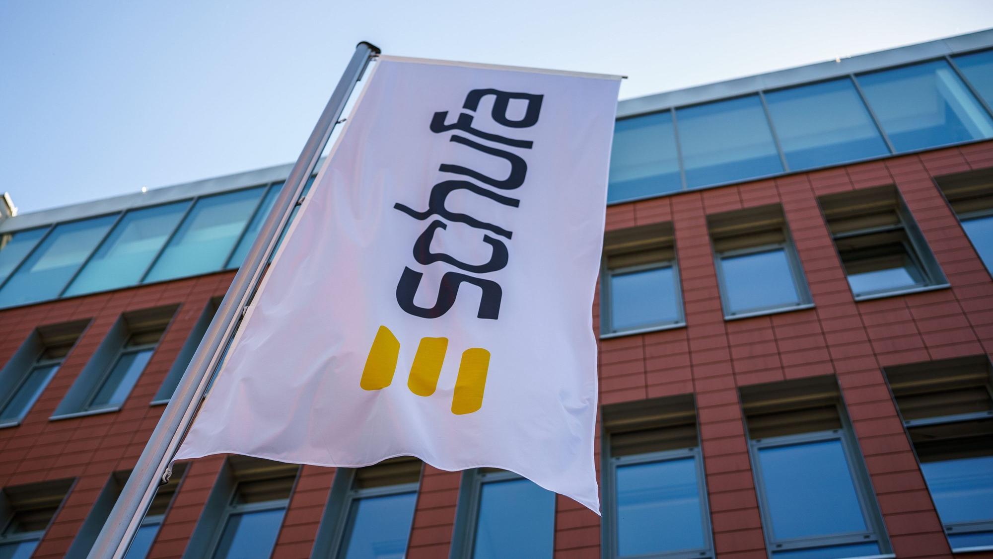 Eine Flagge mit dem Firmenlogo flattert vor dem Geschäftssitz in der Landeshauptstadt.