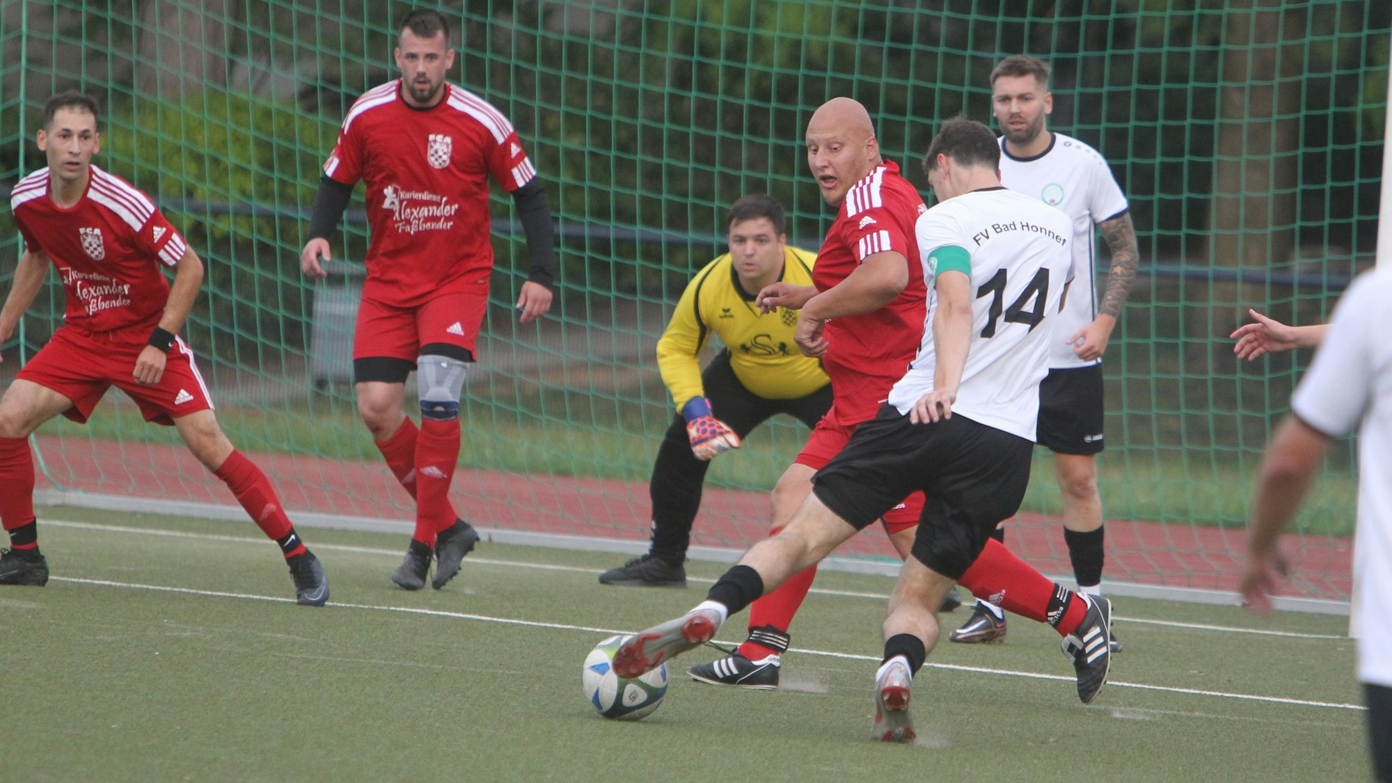 Tobias Klokhammer (am Ball) vom FV Bad Honnef