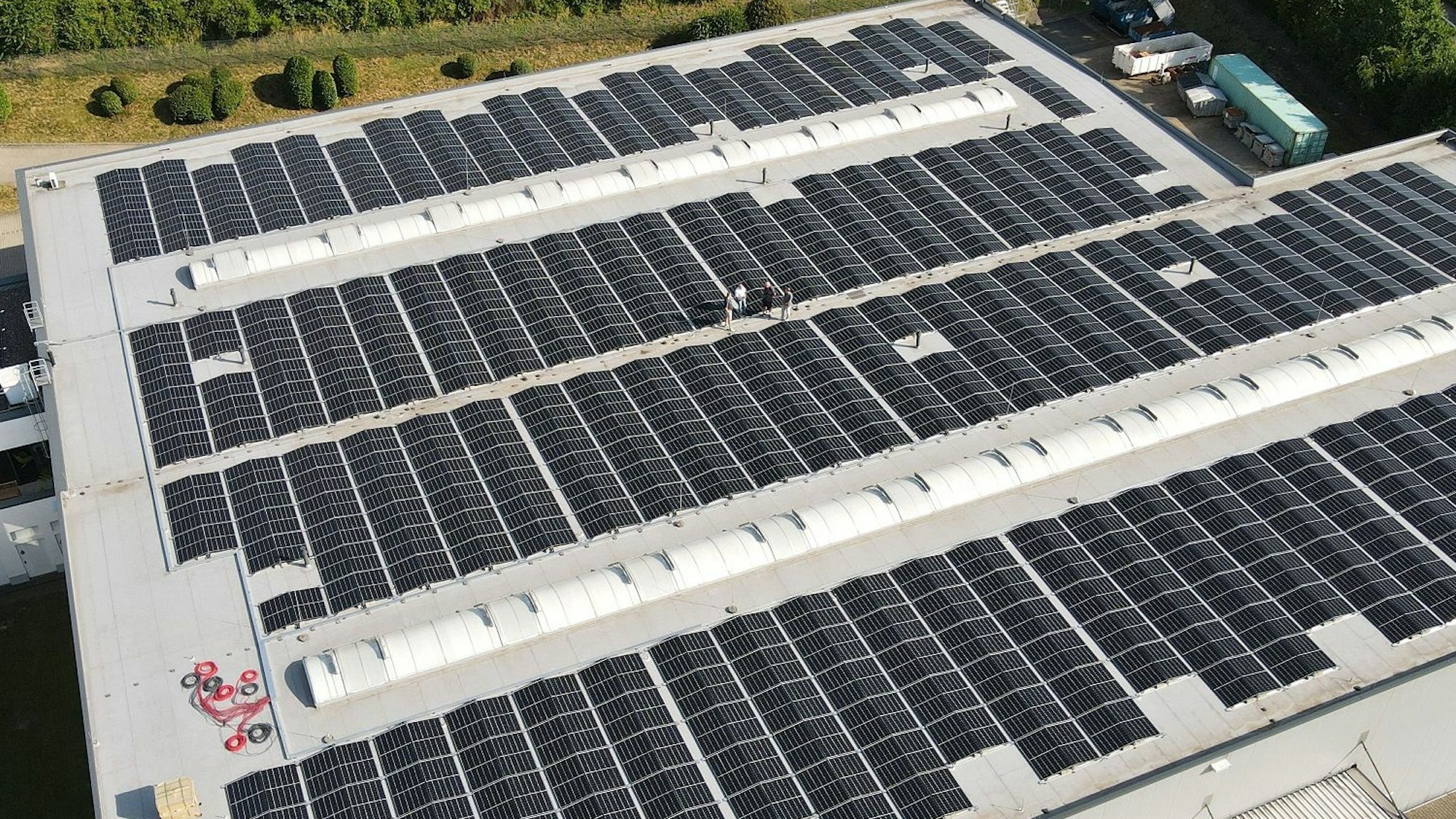 Eine Luftaufnahme des Daches mit den vielen Solarmodulen.