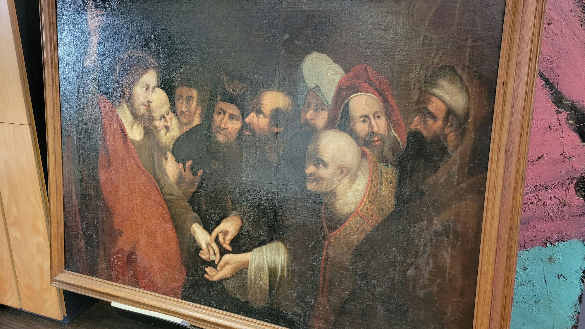 Ein Gemälde zeigt mehrere Männer, die miteinander diskutieren.