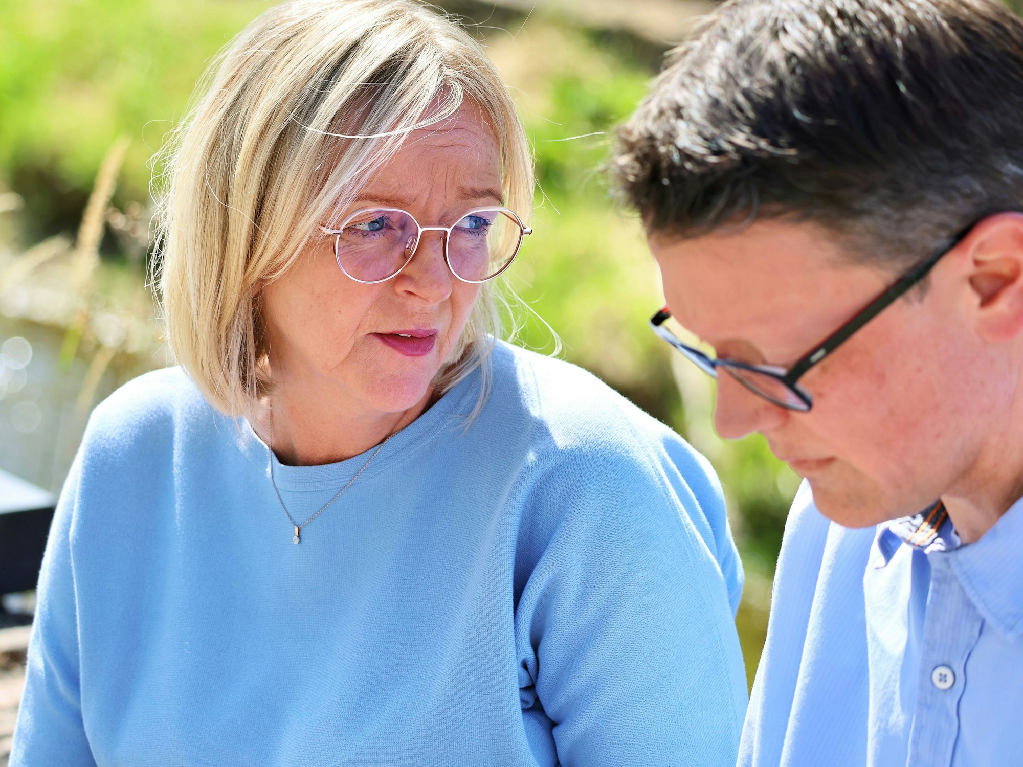 Nachdenklich blickt Bürgermeisterin Sabine Preiser-Marian am Redakteur, der neben ihr sitzt, vorbei.