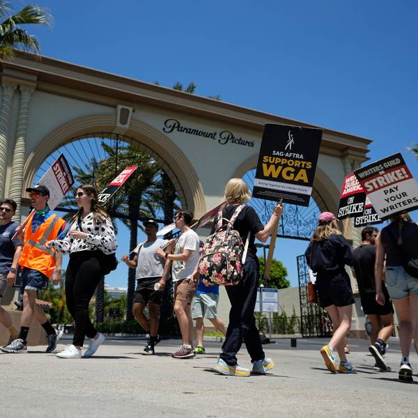 Demonstranten versammeln sich vor Paramount Pictures während einer Kundgebung der Writers Guild.