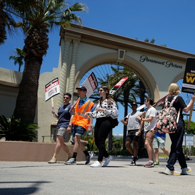 Demonstranten versammeln sich vor Paramount Pictures während einer Kundgebung der Writers Guild.