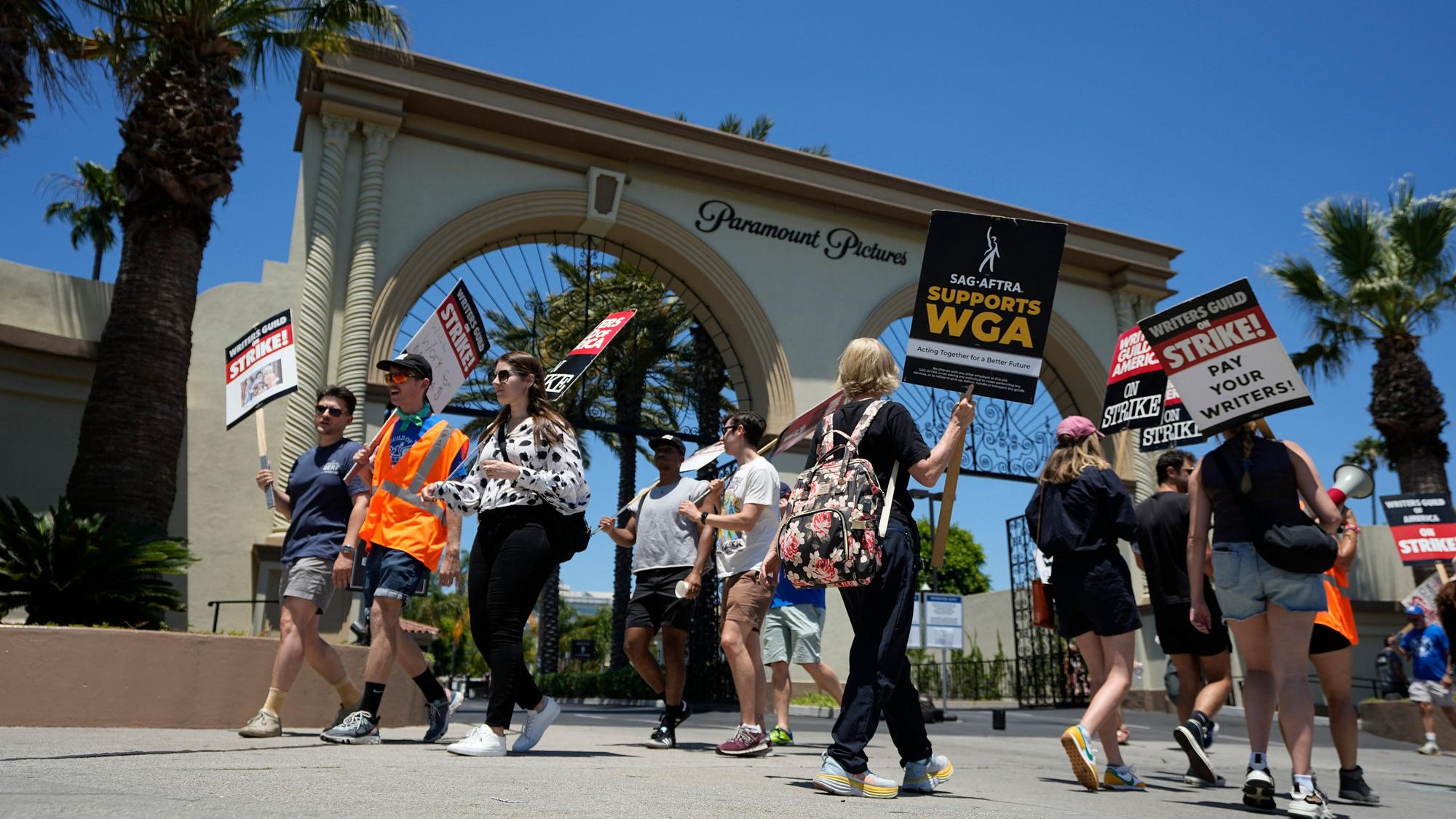 Demonstranten versammeln sich vor Paramount Pictures während einer Kundgebung der Writers Guild.