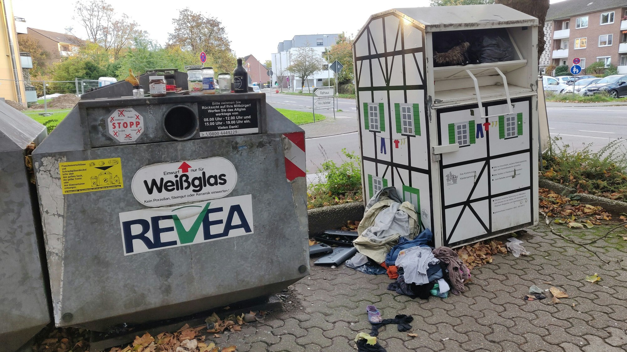 Wilder Müll an den Depotcontainer auf dem Leichlinger Rathaus-Parkplatz.