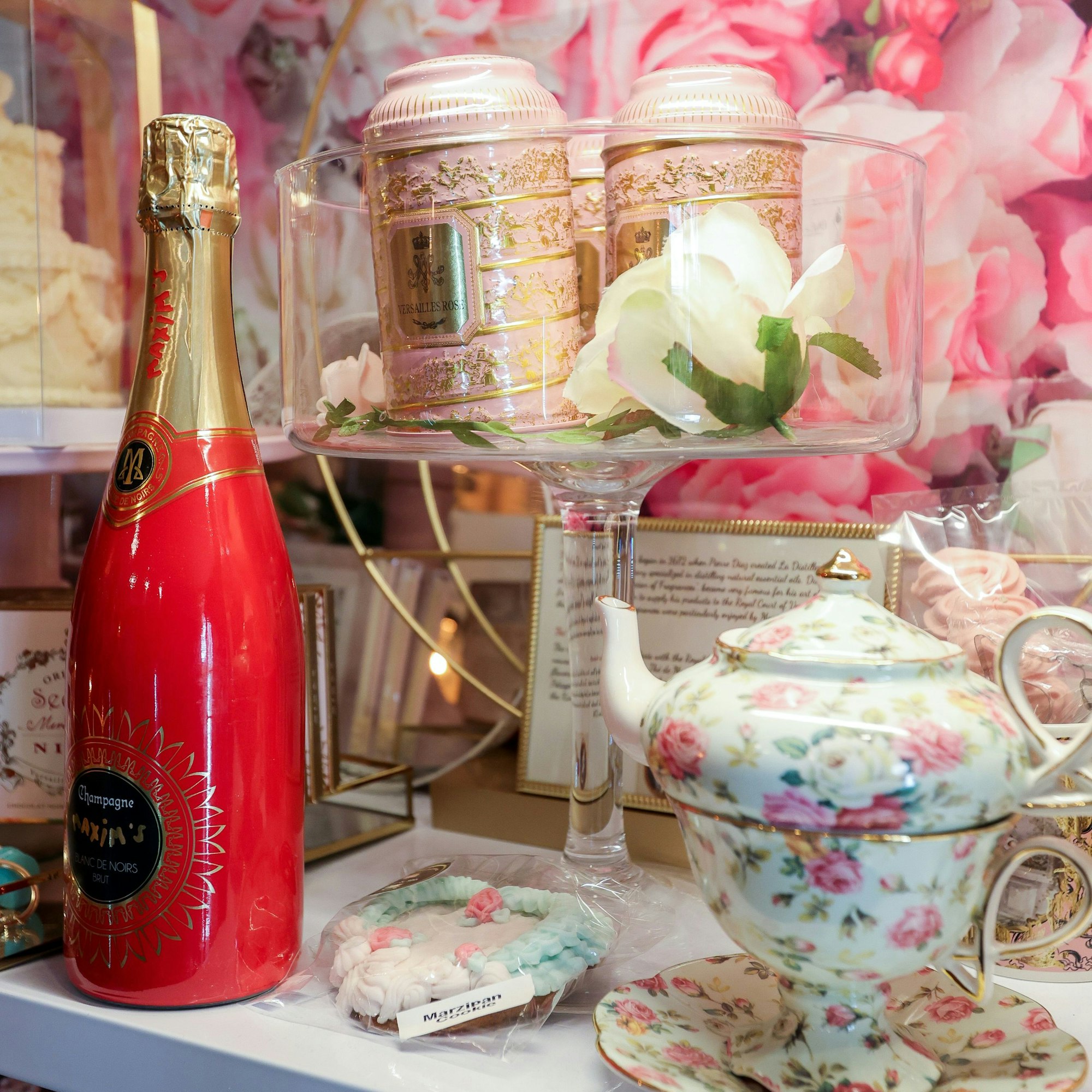 Geschirr, exklusive Artikel und liebevoll gestaltete Kekse