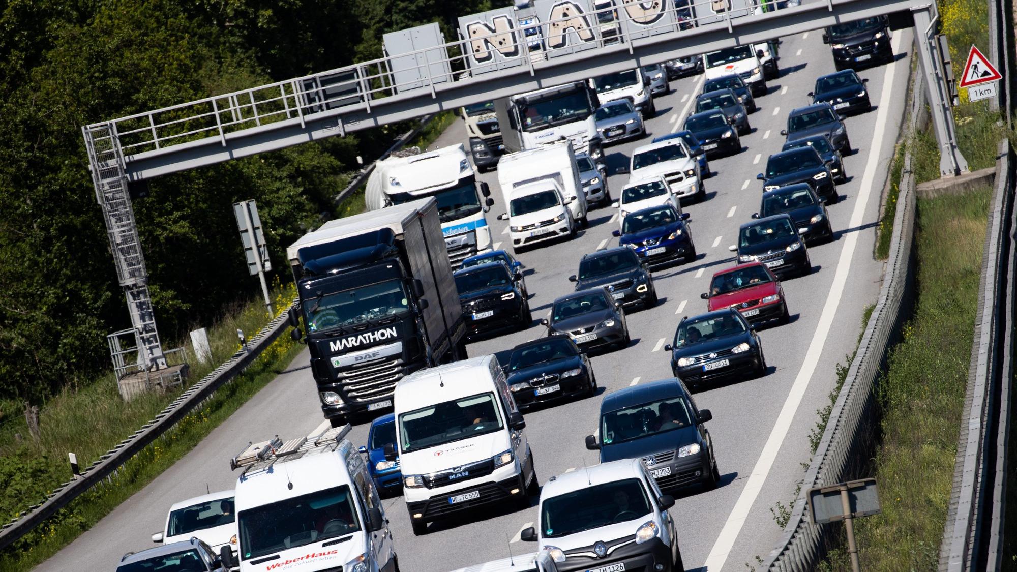 Autos stauen sich auf einer Autobahn.