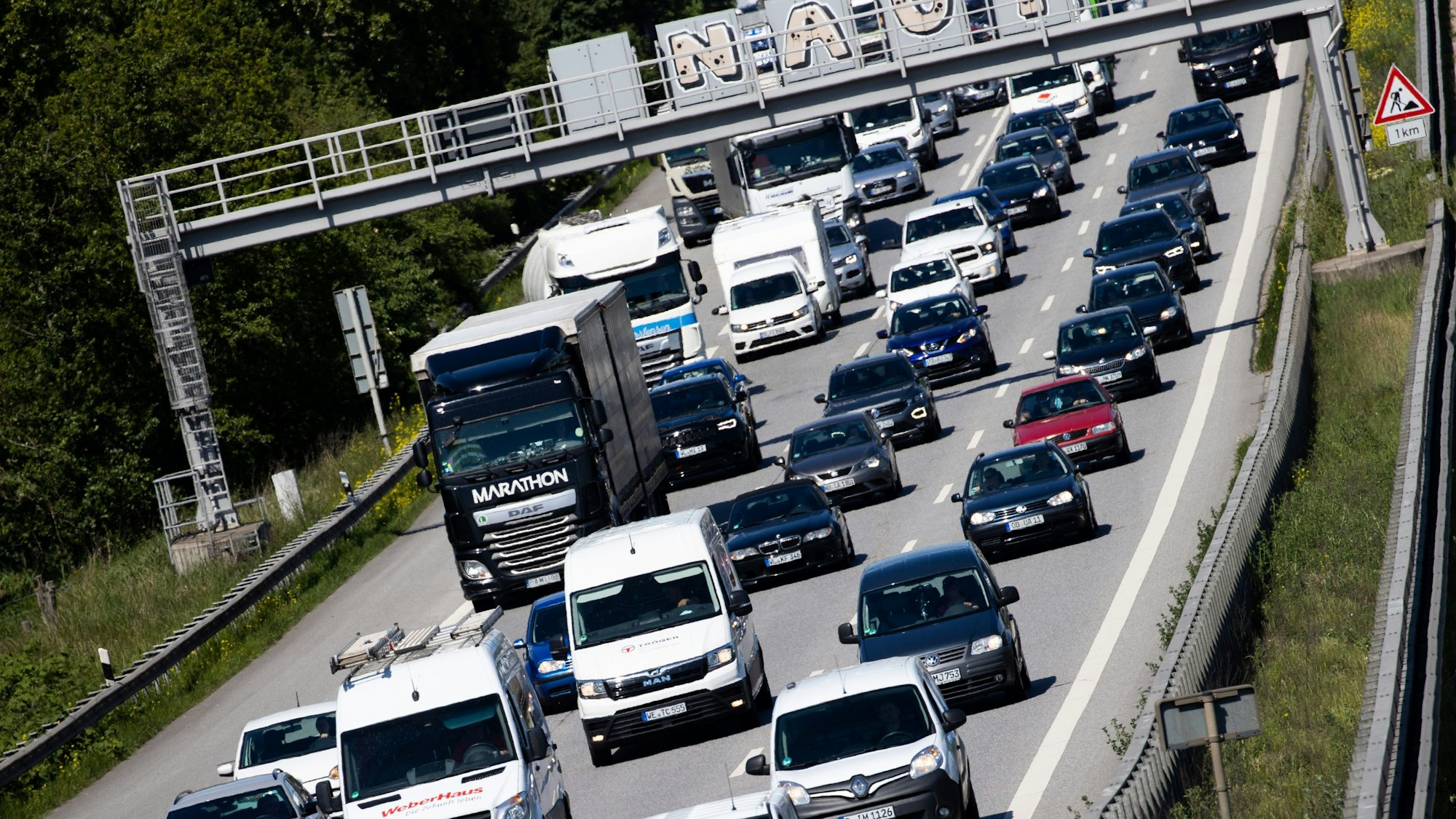 Autos stauen sich auf einer Autobahn.
