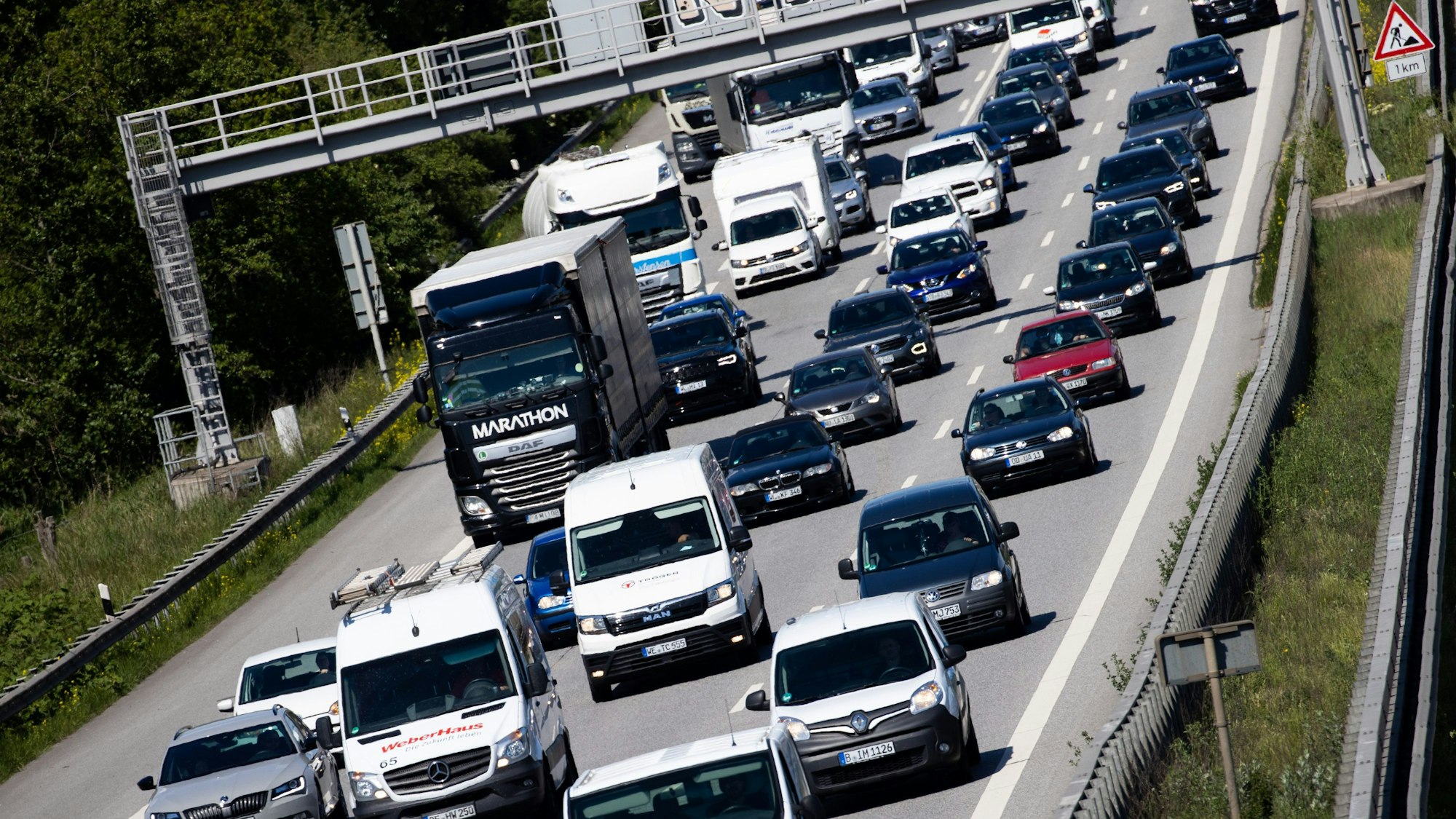 Nur langsam kommen die Fahrzeuge auf der Autobahn A1 in Richtung Norden zwischen dem Kreuz Hamburg-Süd und Stillhorn voran.