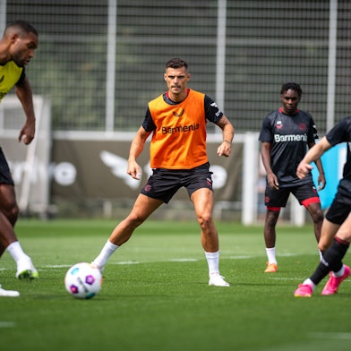 Granit Xhaka im Bayer-04-Outfit bei einer seiner ersten Trainingseinheiten.