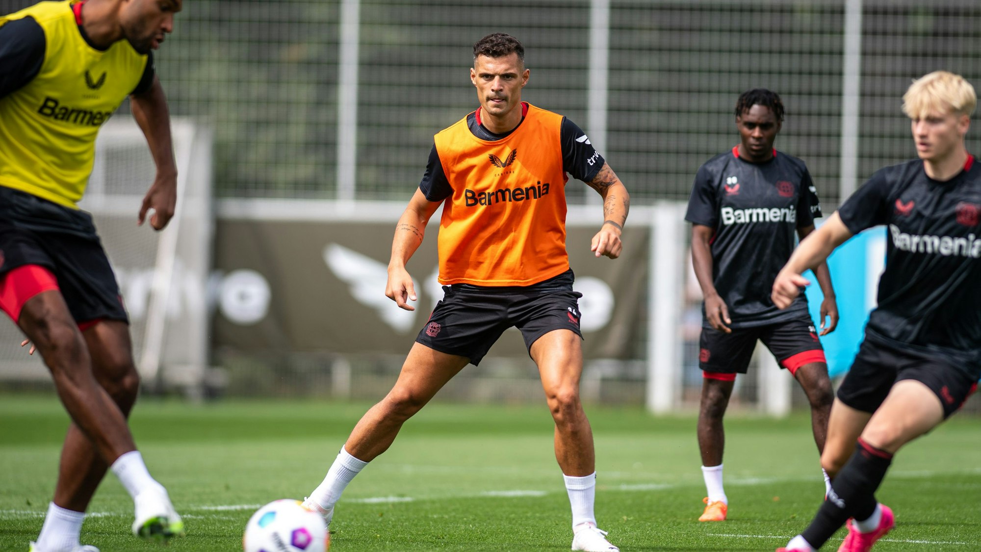 Granit Xhaka im Bayer-04-Outfit bei einer seiner ersten Trainingseinheiten.