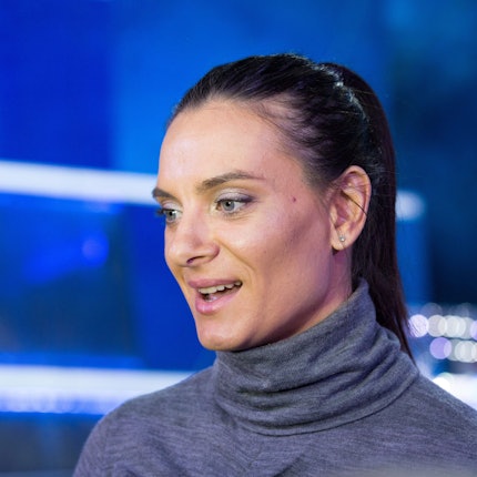 Die Doppel-Olympiasiegerin im Stabhochsprung Jelena Issinbajewa steht auf der Bühne in der Tennisakademie von Kasan in Russland.