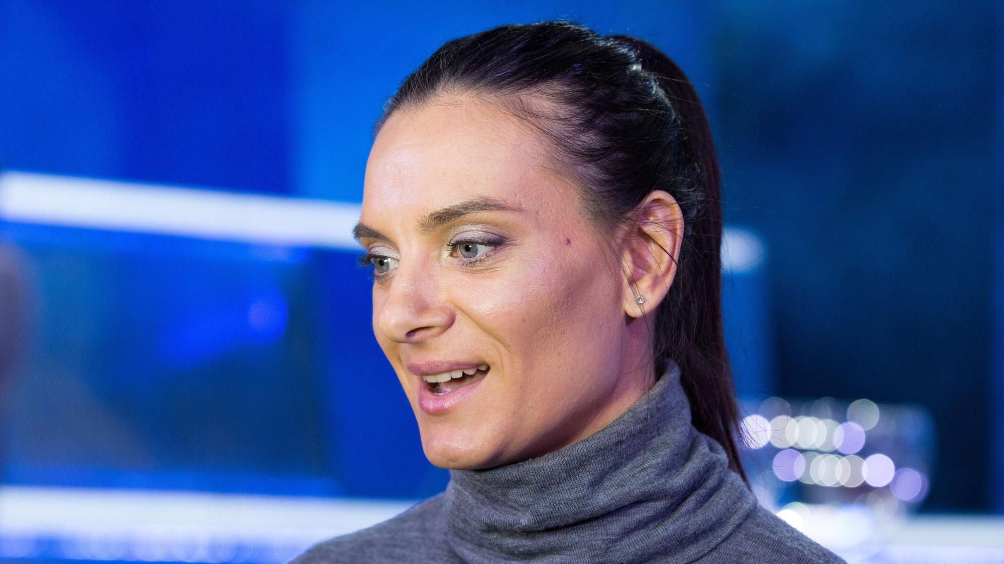 Die Doppel-Olympiasiegerin im Stabhochsprung Jelena Issinbajewa steht auf der Bühne in der Tennisakademie von Kasan in Russland.