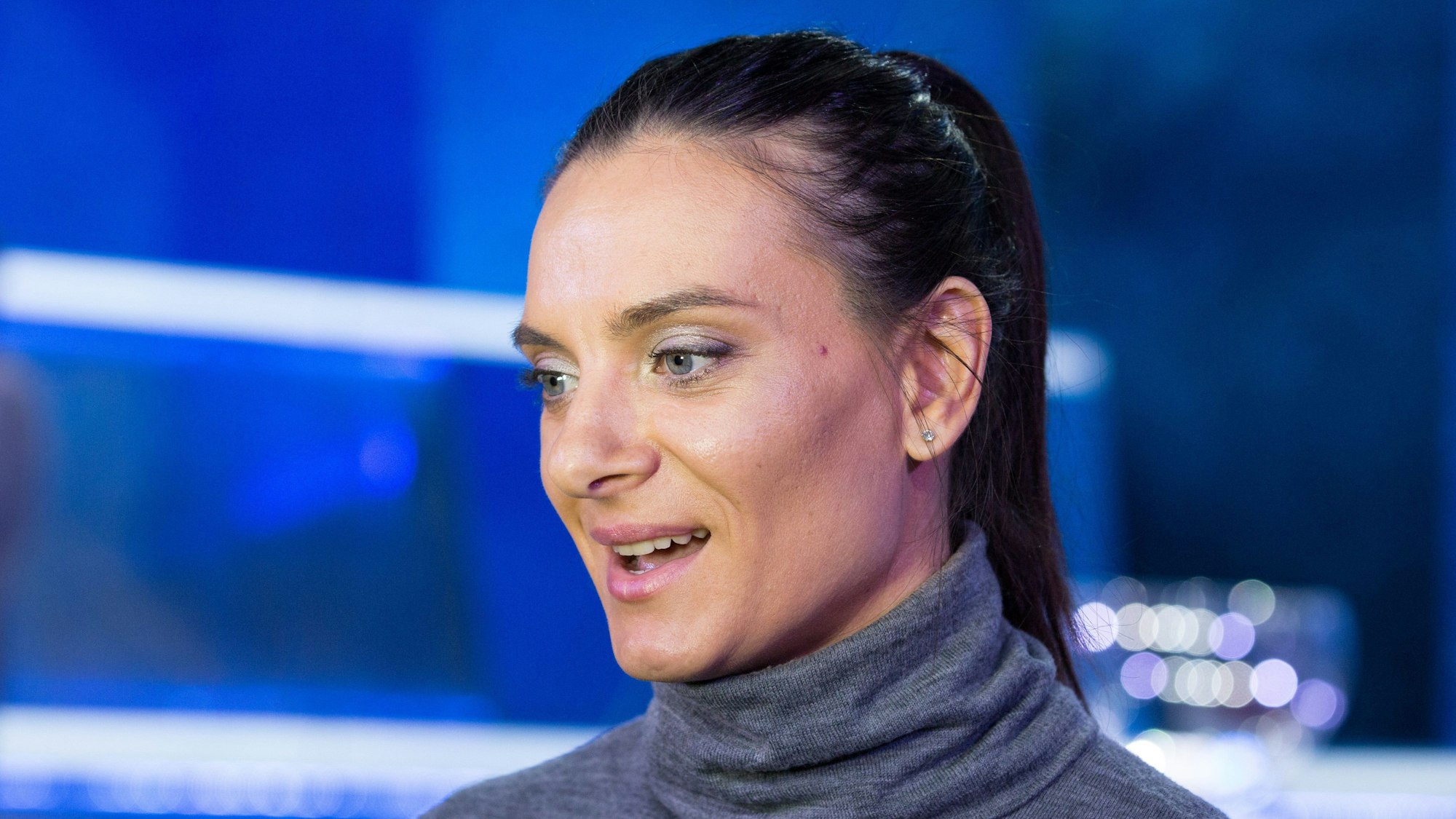 Die Doppel-Olympiasiegerin im Stabhochsprung Jelena Issinbajewa steht auf der Bühne in der Tennisakademie von Kasan in Russland.