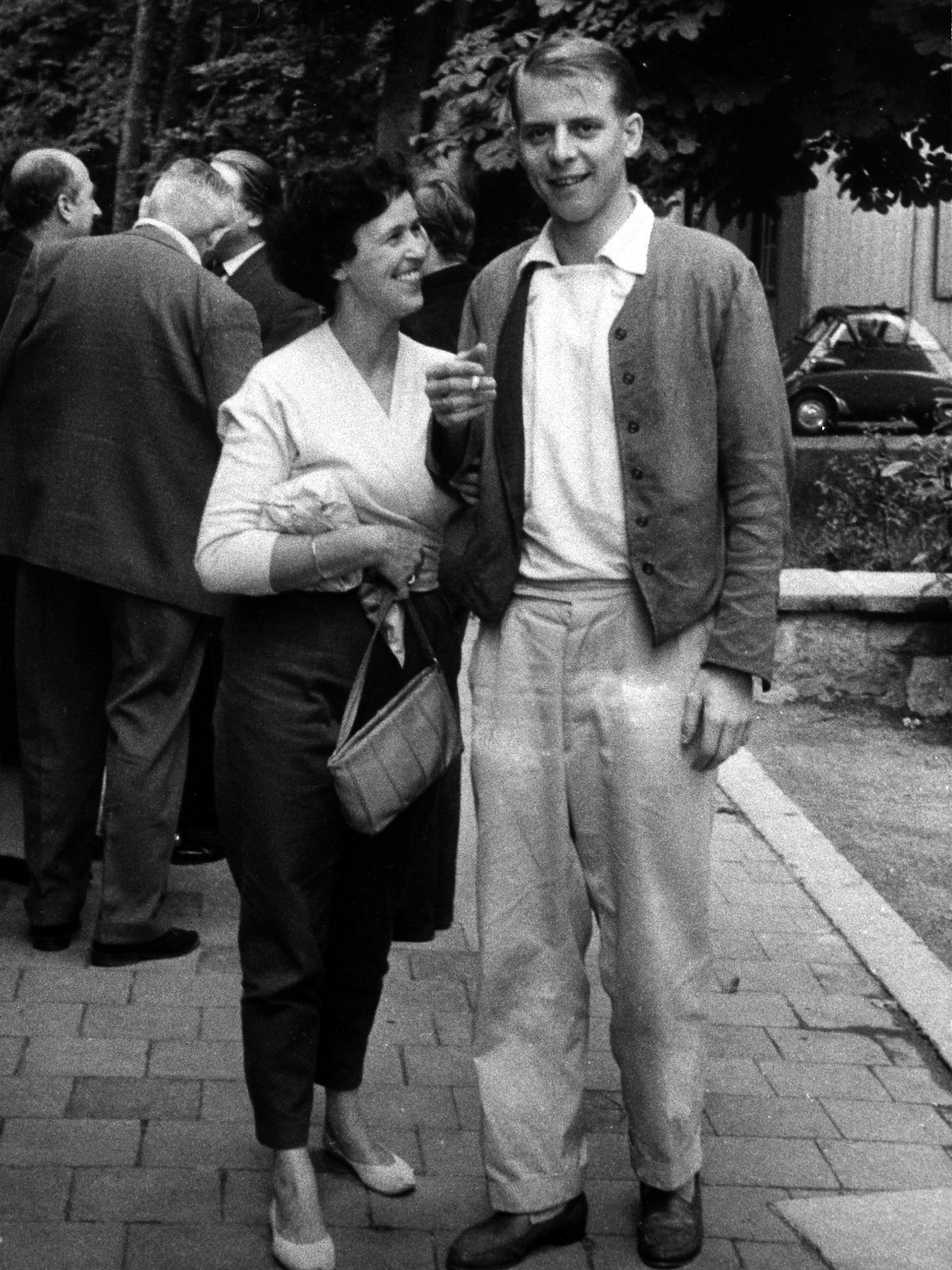 Karlheinz und Doris Stockhausen blicken lachend in die Kamera..