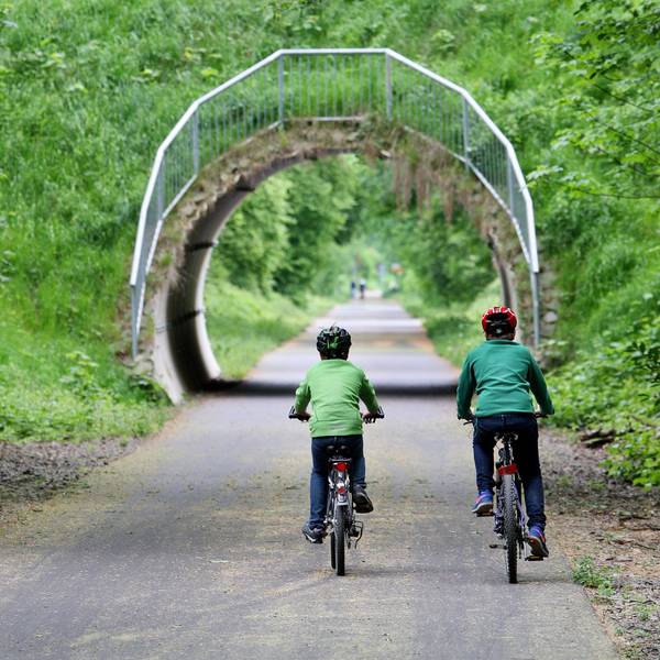 Zwei Kinder fahren Fahrrad.