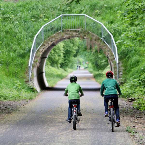 Zwei Kinder fahren Fahrrad.