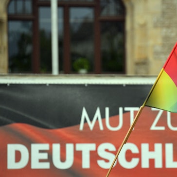 Eine Fahne mit dem Parteilogo der AfD weht.