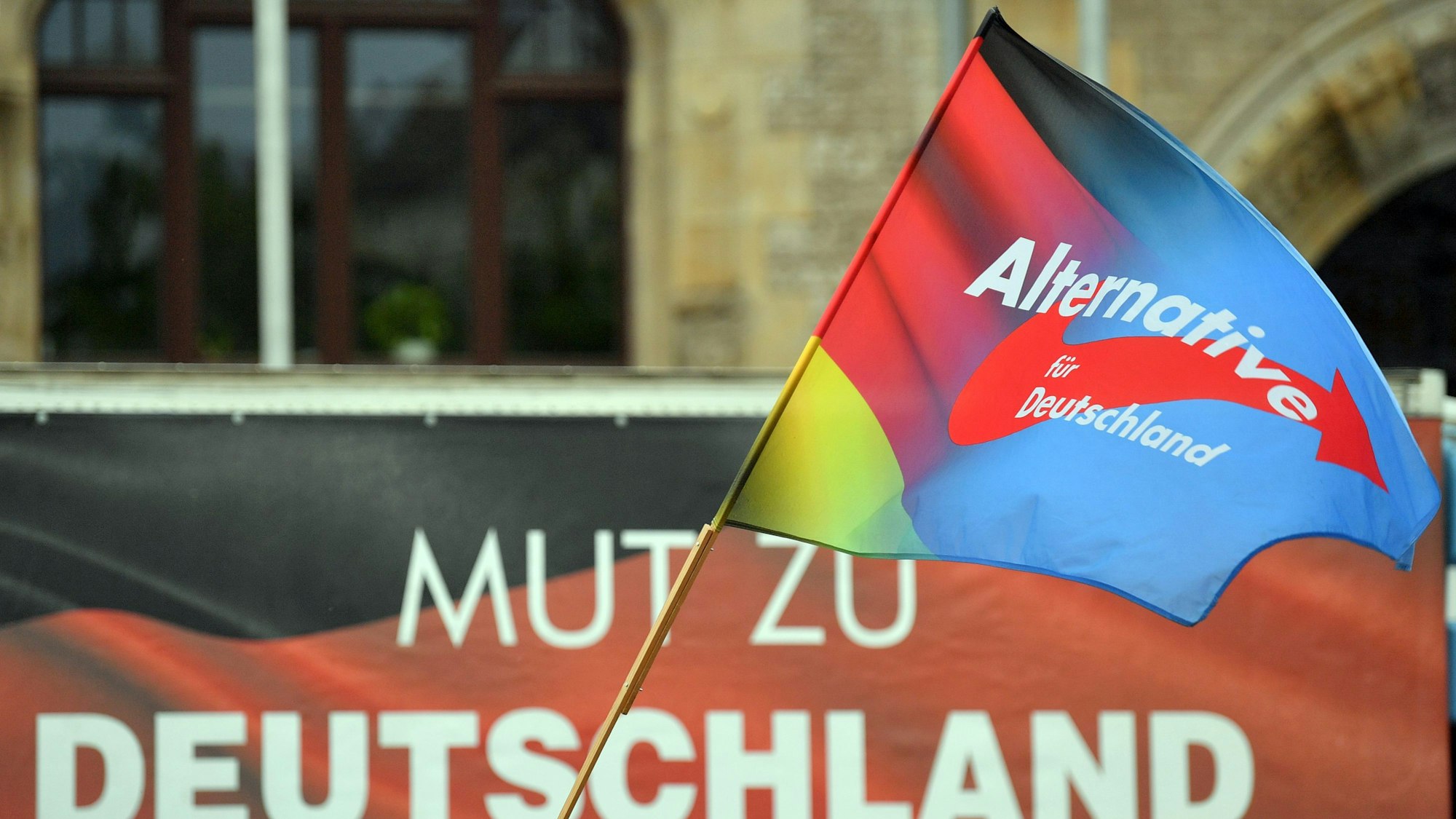 Eine Fahne mit dem Parteilogo der AfD weht.