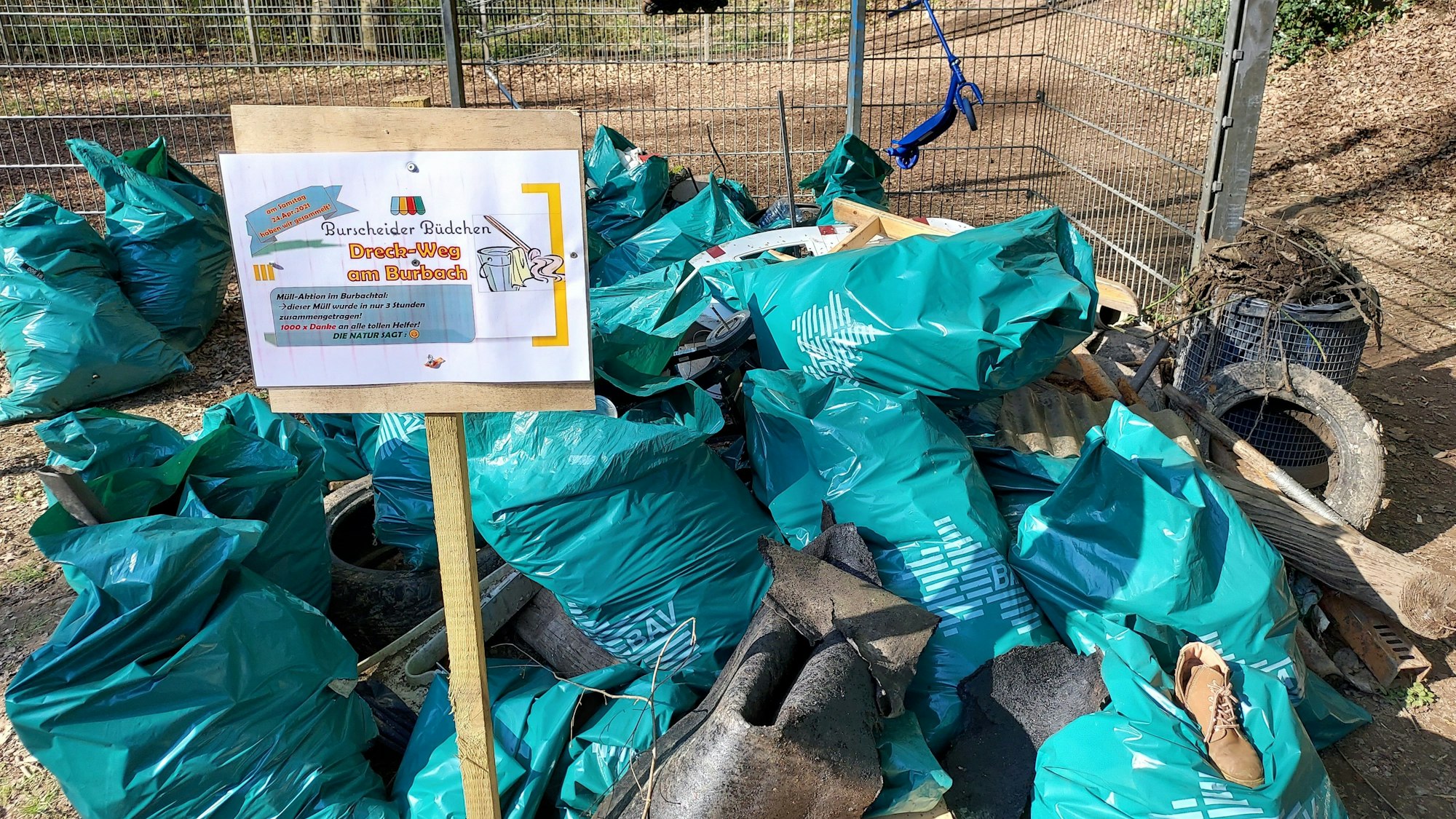 Berg voller Müllsäcke nach einer Sammlung am Burbach 2021,