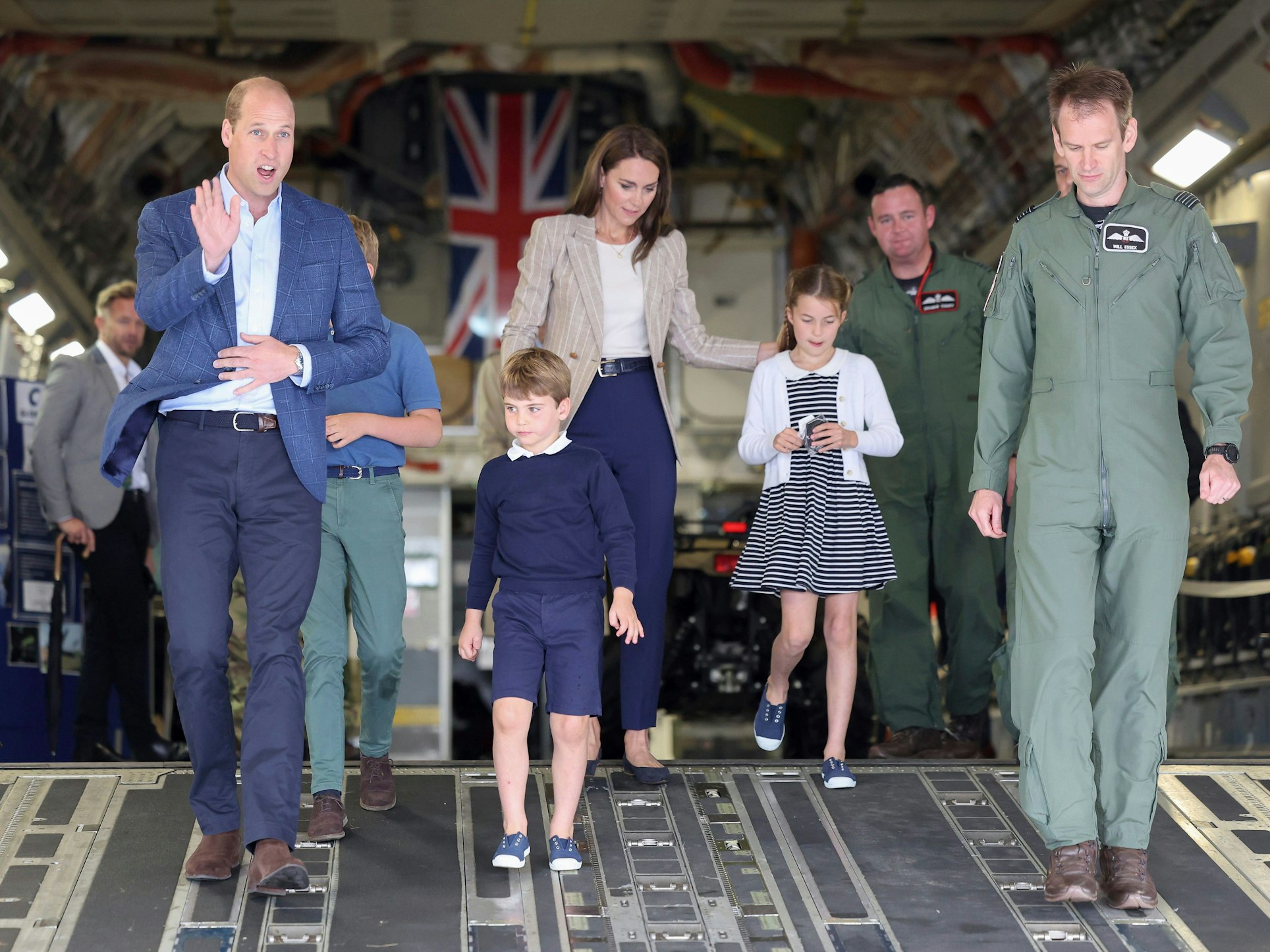 Prinz William von Großbritannien, links, Kate, Prinzessin von Wales, hinten Mitte, mit Prinz George von Wales, Prinzessin Charlotte von Wales und Prinz Louis von Wales, Mitte, steigen am 14. Juli 2023 während ihres Besuchs des Air Tattoo bei RAF Fairford in Fairford, England, von der Rampe eines C17-Flugzeugs.
