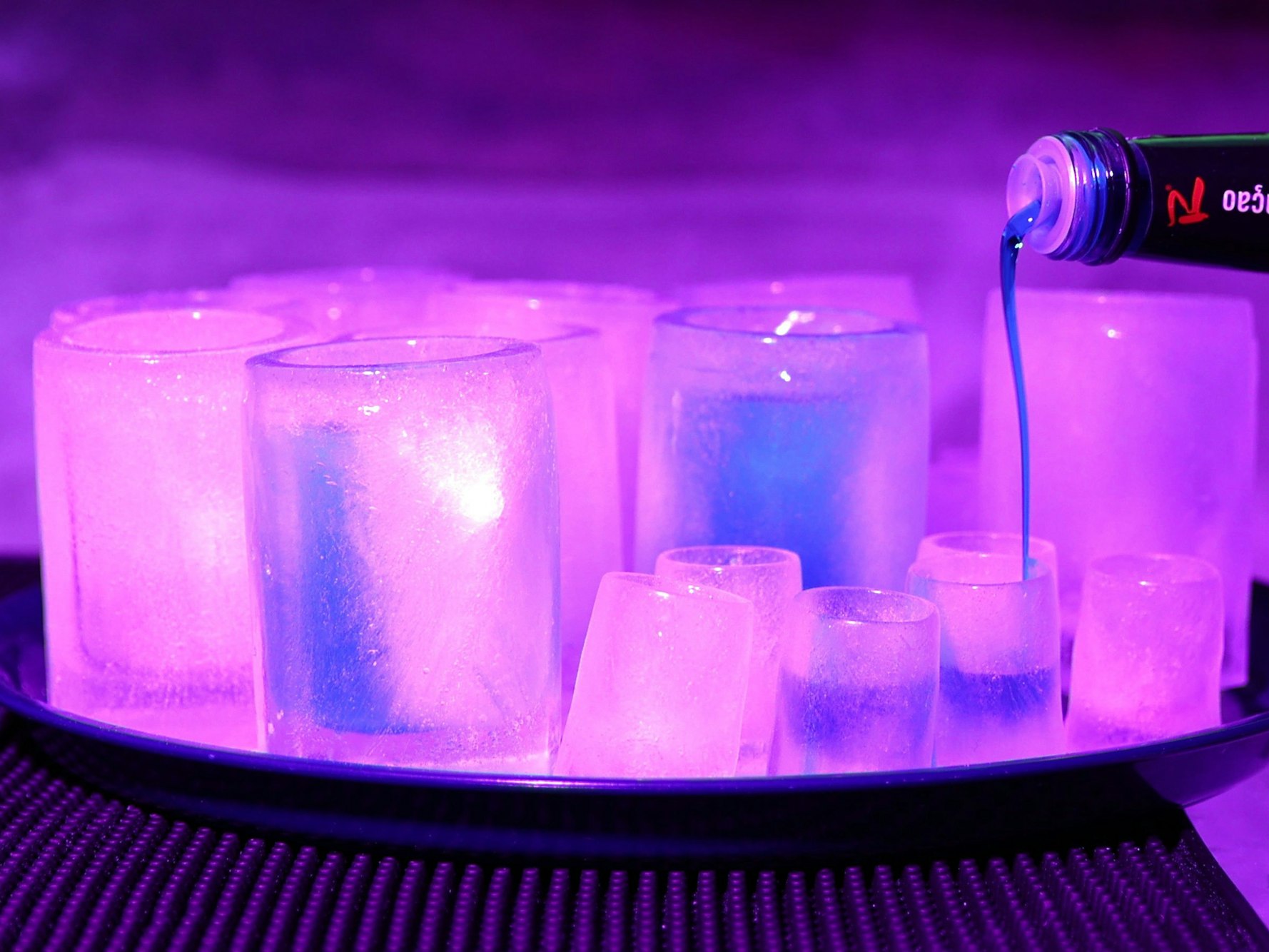 Gläser aus Eis mit Blue Curacao