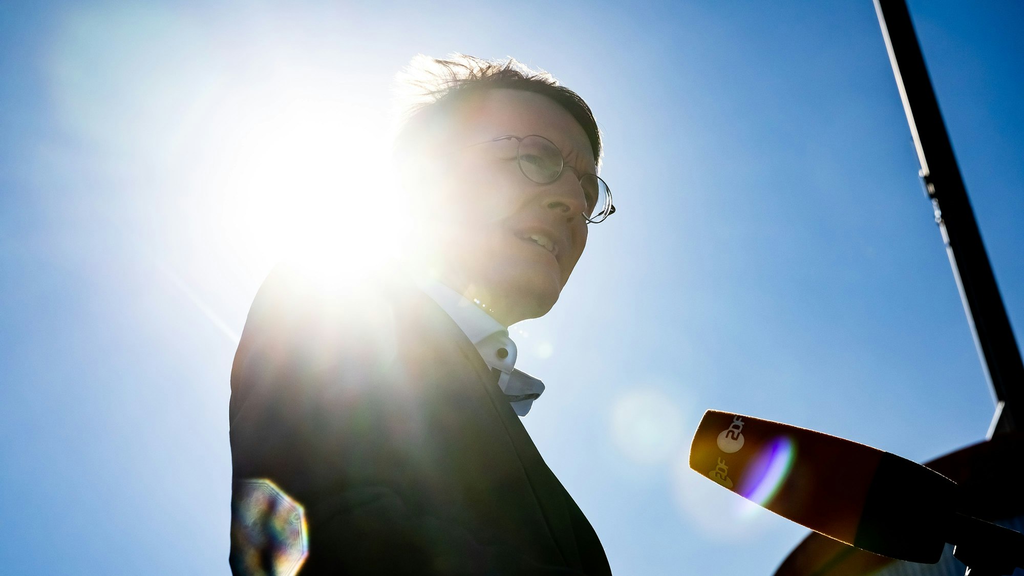 Karl Lauterbach (SPD), Bundesminister für Gesundheit, gibt bei einem Besuch des Berliner Ankunftszentrums für Flüchtlinge aus der Ukraine am ehemaligen Flughafen Tegel ein Pressestatement ab. +++ dpa-Bildfunk +++