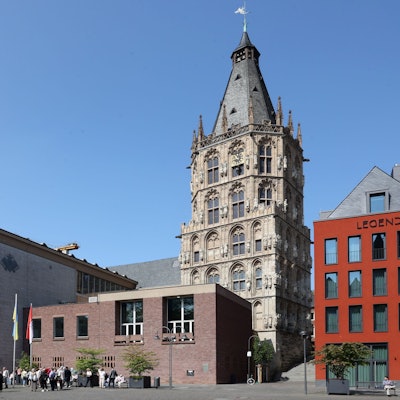 Das Historische Rathaus der Stadt Köln vom Alter Markt aus betrachtet.