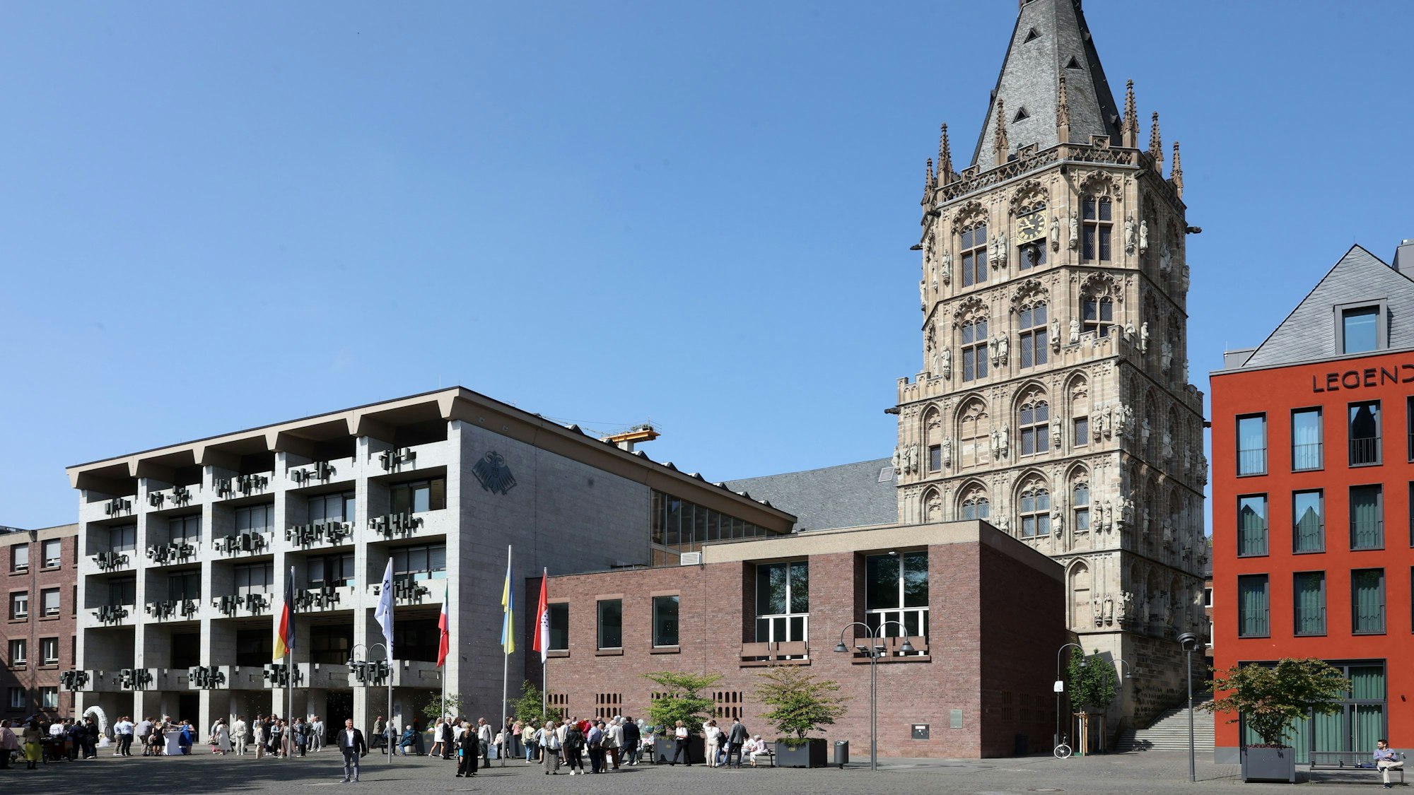 26.05.2023
Köln
Historisches Rathaus vom Alter Markt aus fotografiert
Foto: Martina Goyert
