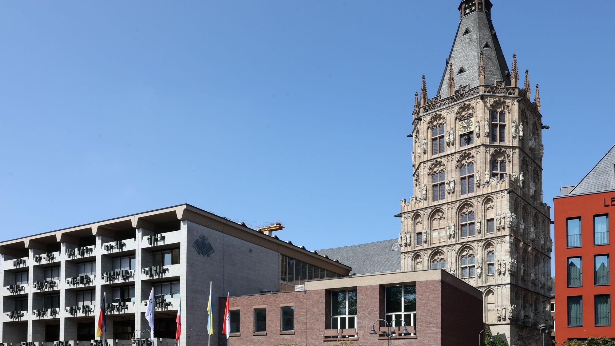 Zu sehen ist das Historische Rathaus in Köln vom Alter Markt aus fotografiert.