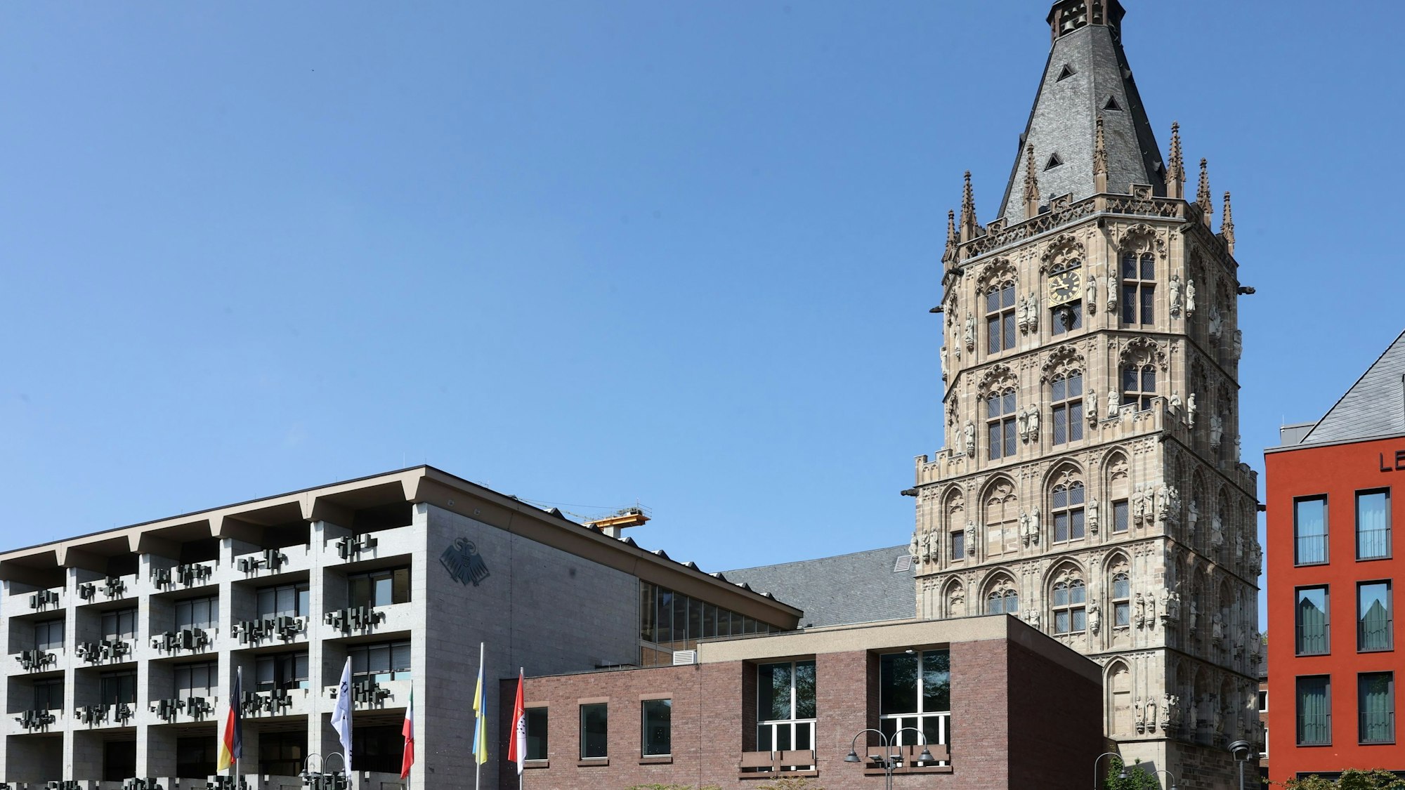 Zu sehen ist das Historische Rathaus in Köln vom Alter Markt aus fotografiert.