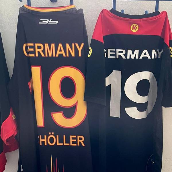 Zwei Trikots mit der Nummer 19 hängen am Kleiderhaken. Sie gehören Simon Schöller.