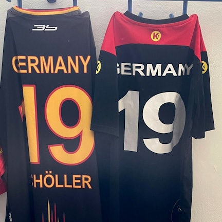 Zwei Trikots mit der Nummer 19 hängen am Kleiderhaken. Sie gehören Simon Schöller.