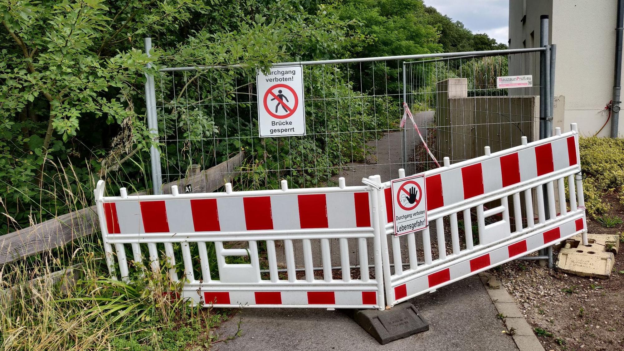 Der Zugang zum gesperrten Wanderweg ist vom Altenzentrum aus mit Gittern verbarrikadiert worden.