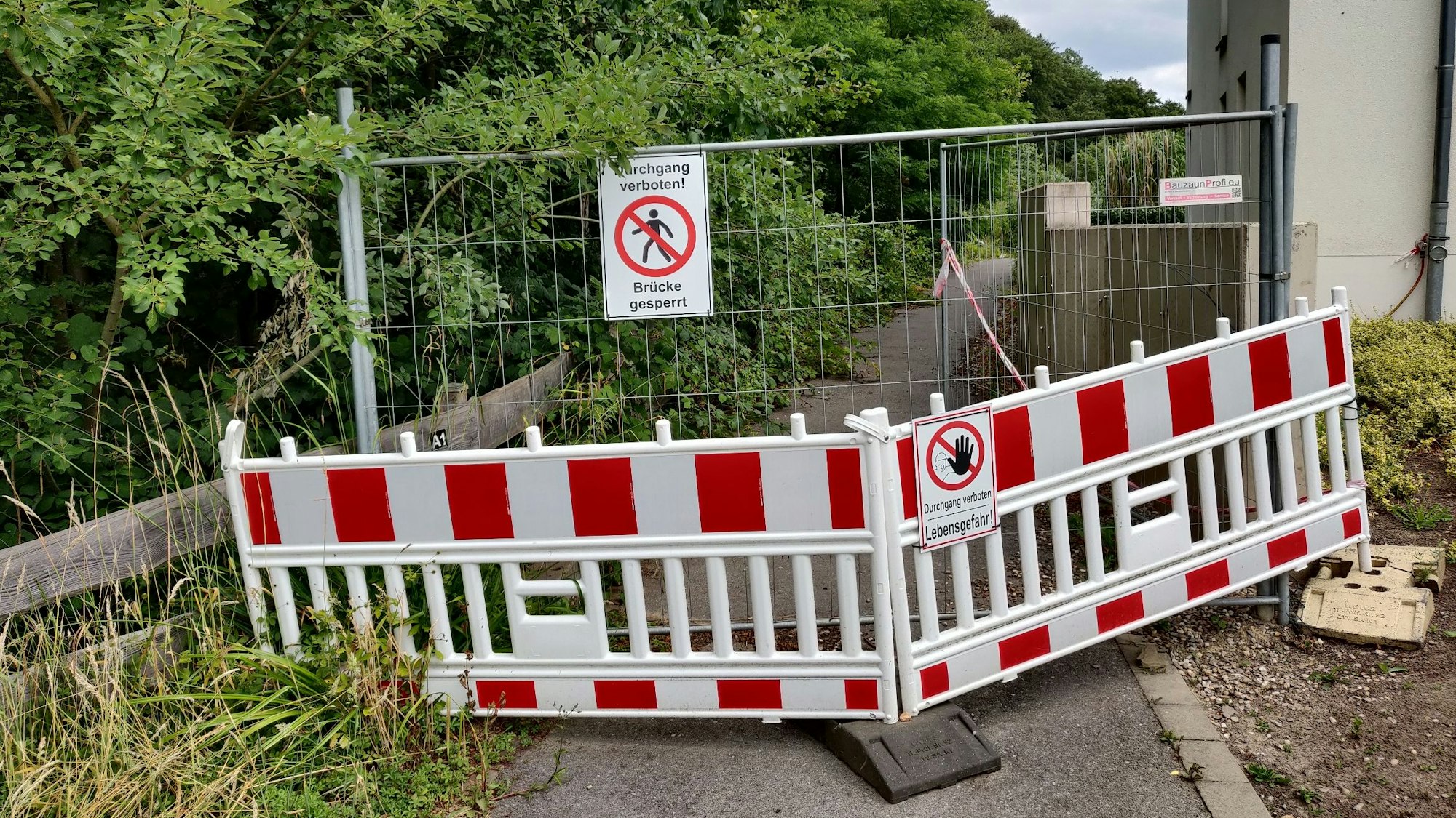 Der Zugang zum gesperrten Wanderweg ist vom Altenzentrum aus mit Gittern verbarrikadiert worden.