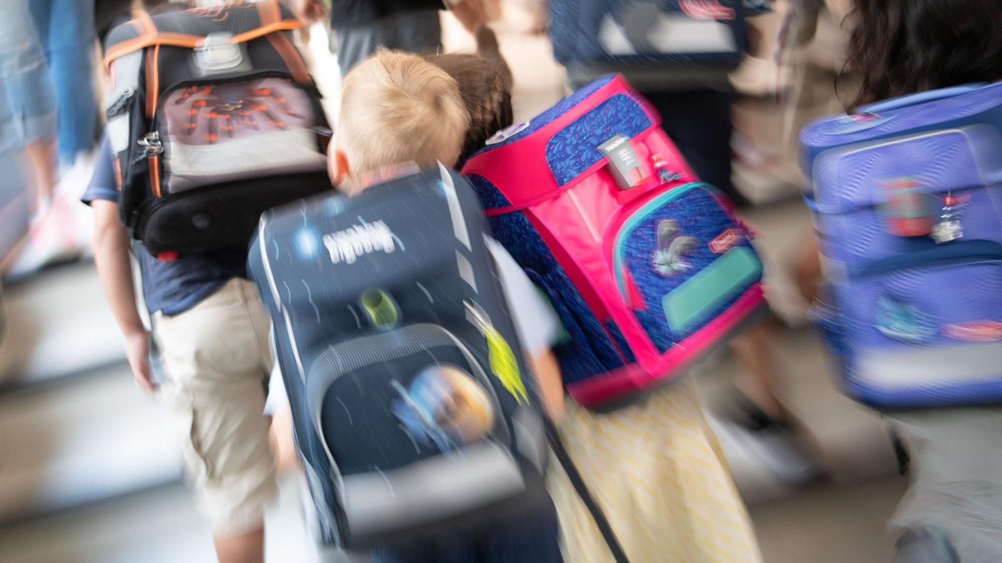 Grundschüler mit ihren Ranzen
