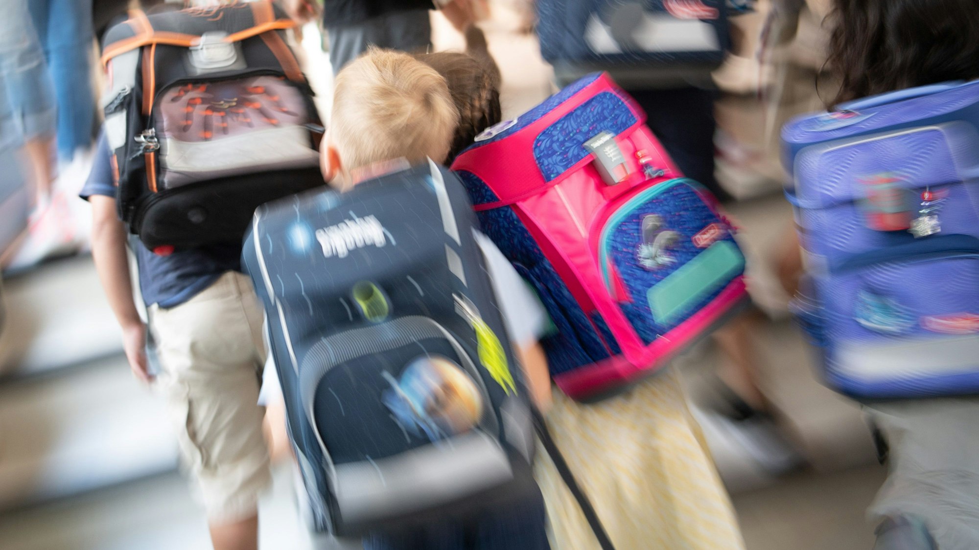 Grundschüler mit ihren Ranzen