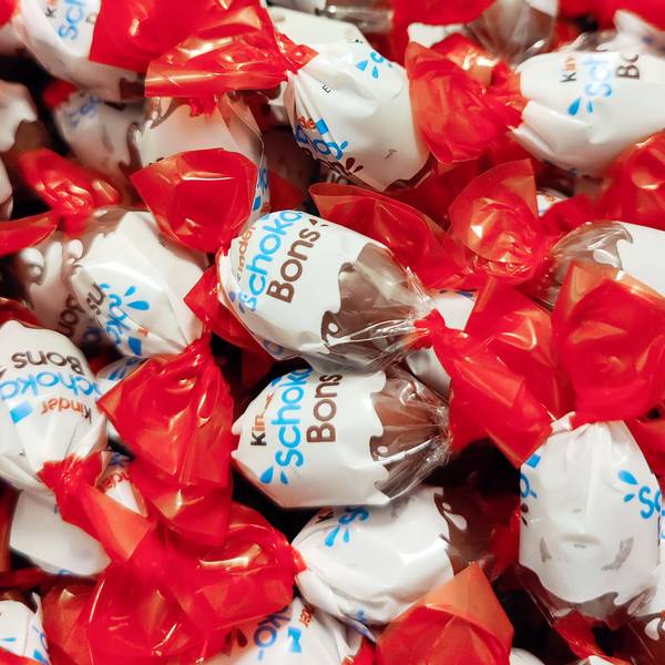Kinder Schoko-Bons werden von Ferrero hergestellt. Allerdings momentan nicht in Arlon. Das Werk wurde wegen des Auftretens von Salmonellen vorübergehend stillgelegt.